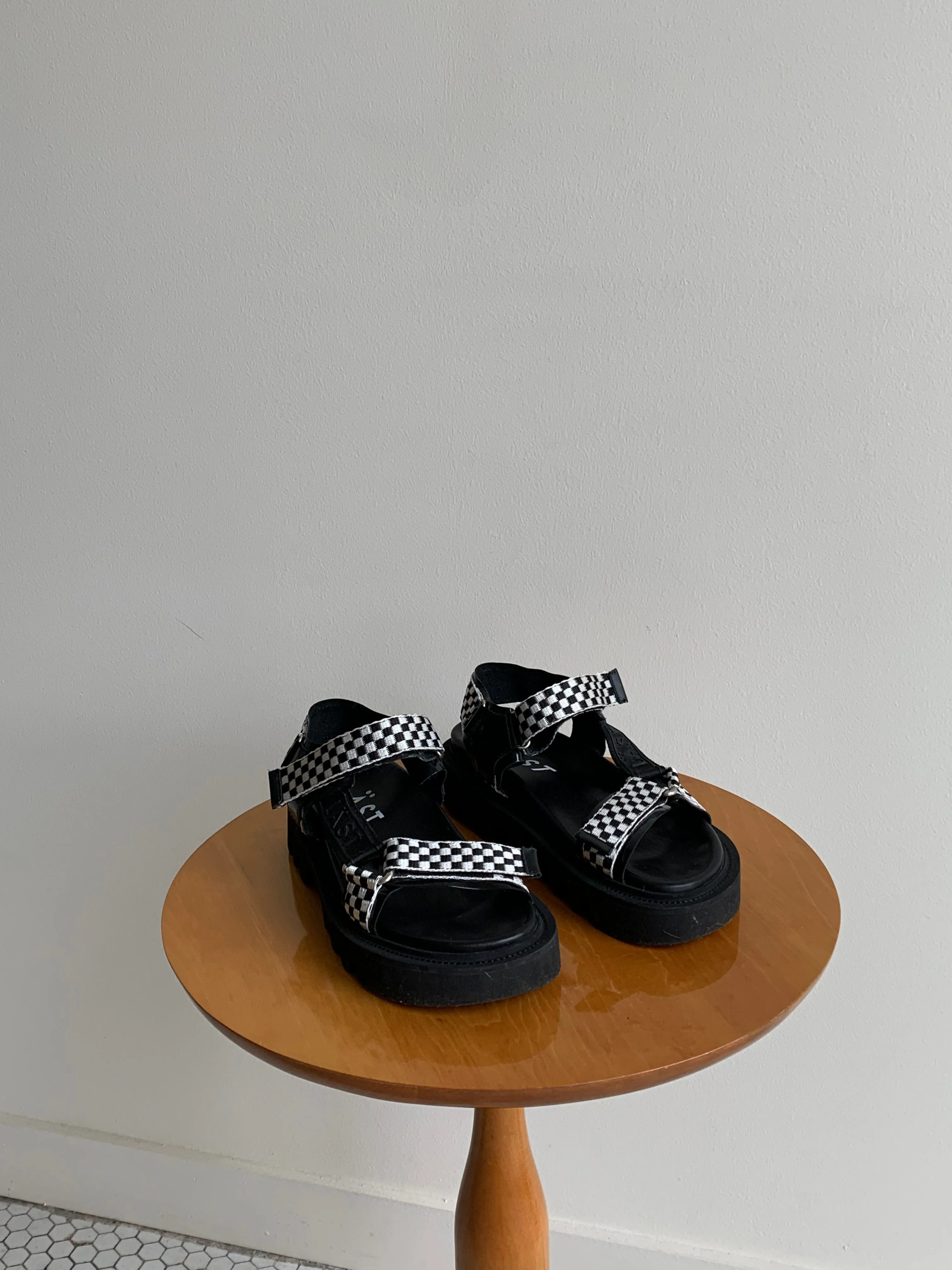 LÄST checkered sandals